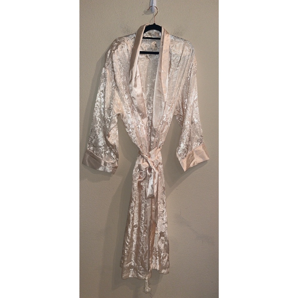Victoria’s Secret Vintage Satin Cream Robe‎ Size Medium/Large New with Tags